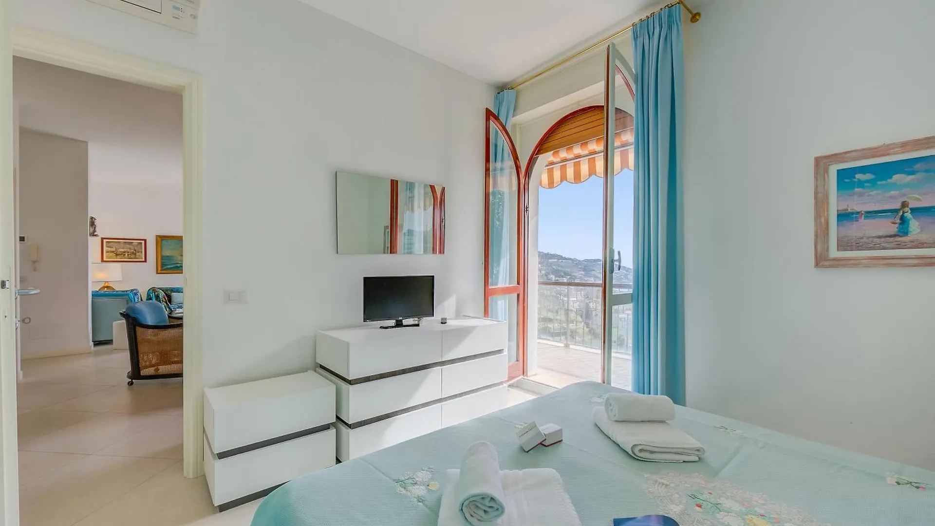 Rhapsody By The Sea - Happy Rentals Sanremo Apartment